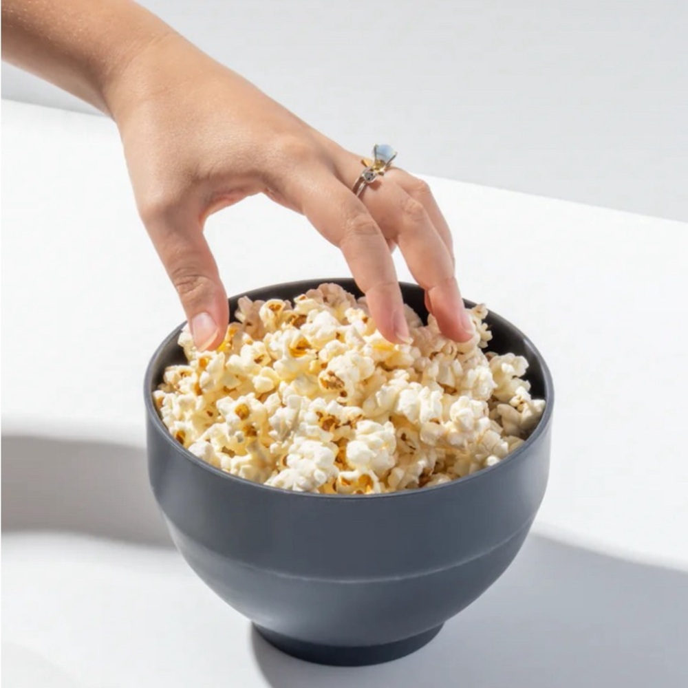 NWT - Collapsible silicone microwave popcorn popper.